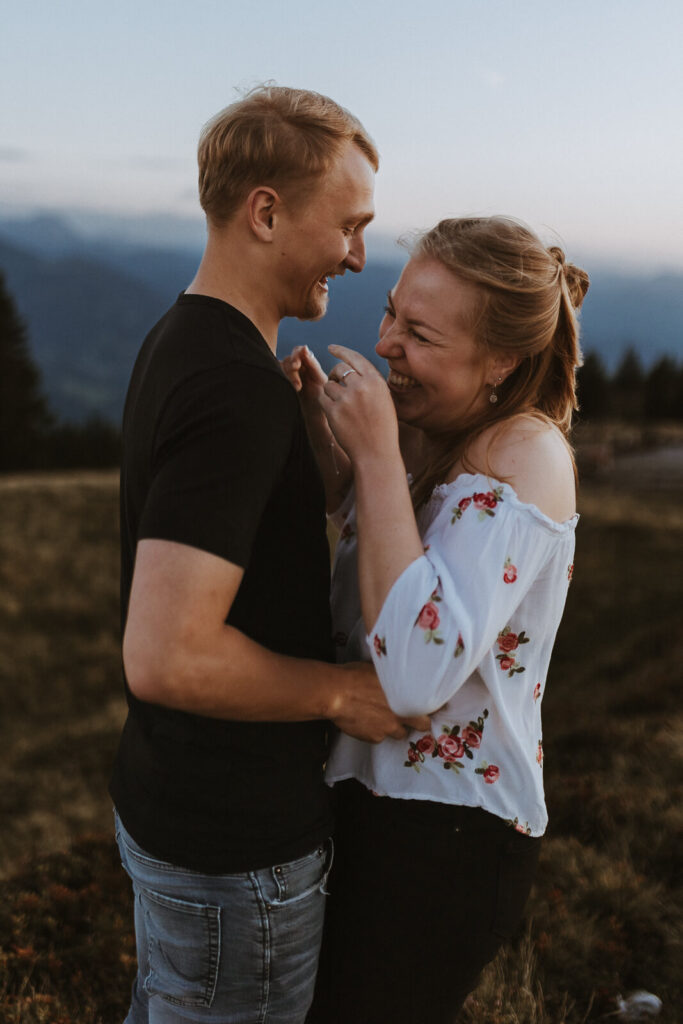 Fotografin_Giessen_natürliche_Paarfotografie_in_den_Bergen