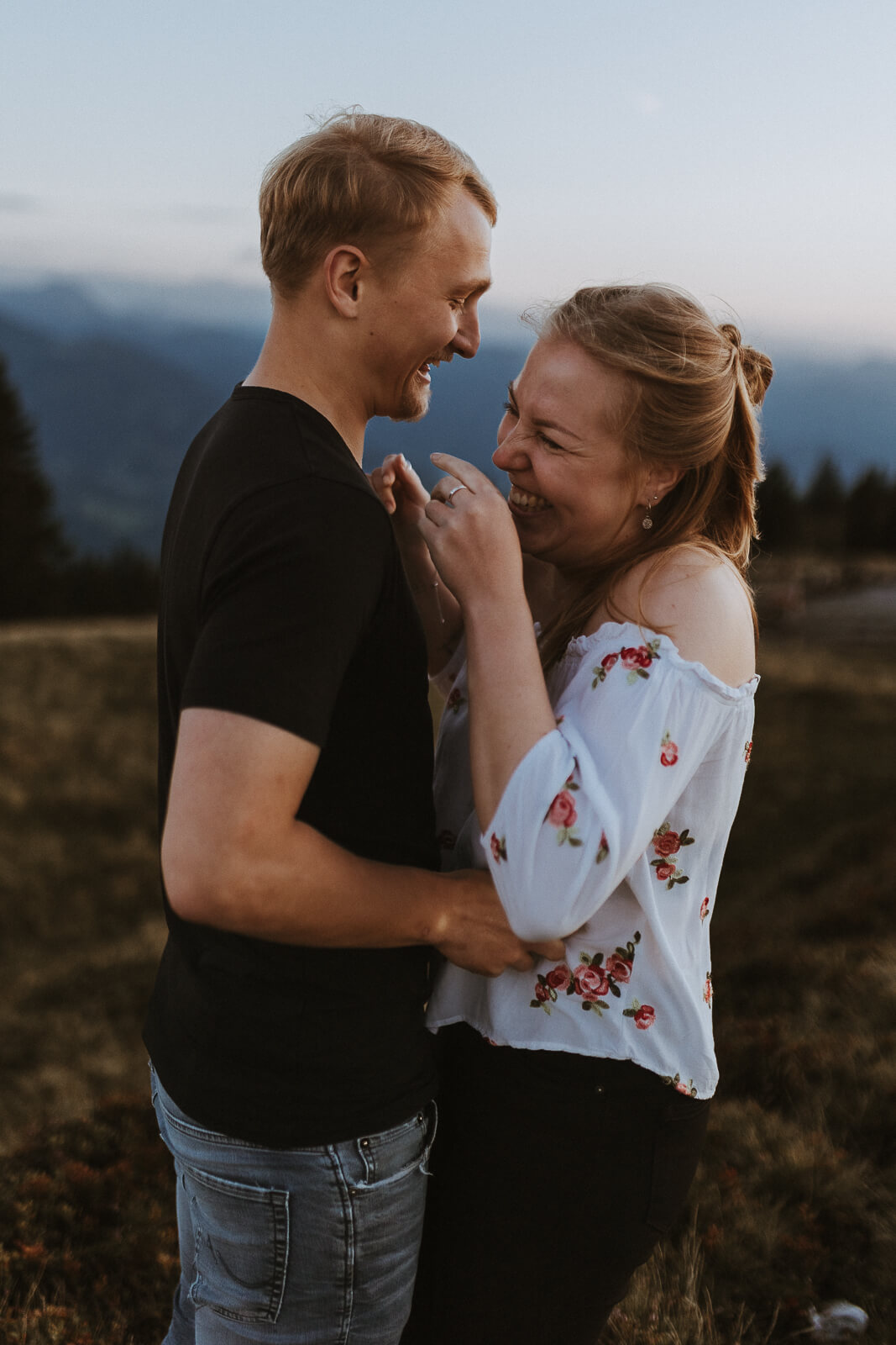 Fotografin_Giessen_natürliche_Paarfotografie_in_den_Bergen